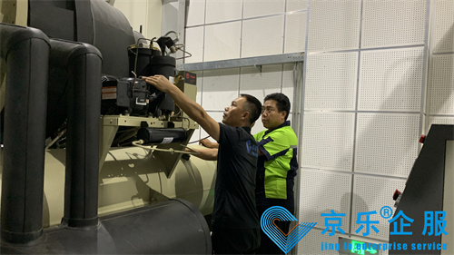 西安酒店商場風(fēng)冷螺桿機(jī)組安裝